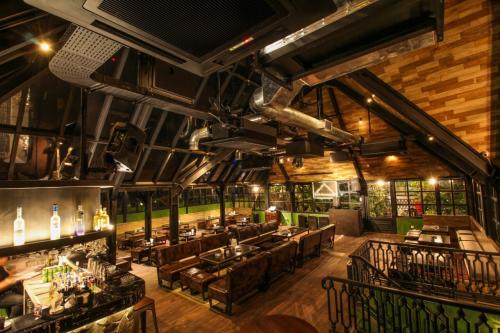 Nikmati Sunset di Glass House, Hidden Rooftop Lounge di Jakarta